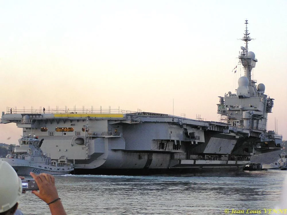 Le Charles de Gaulle sort du bassin