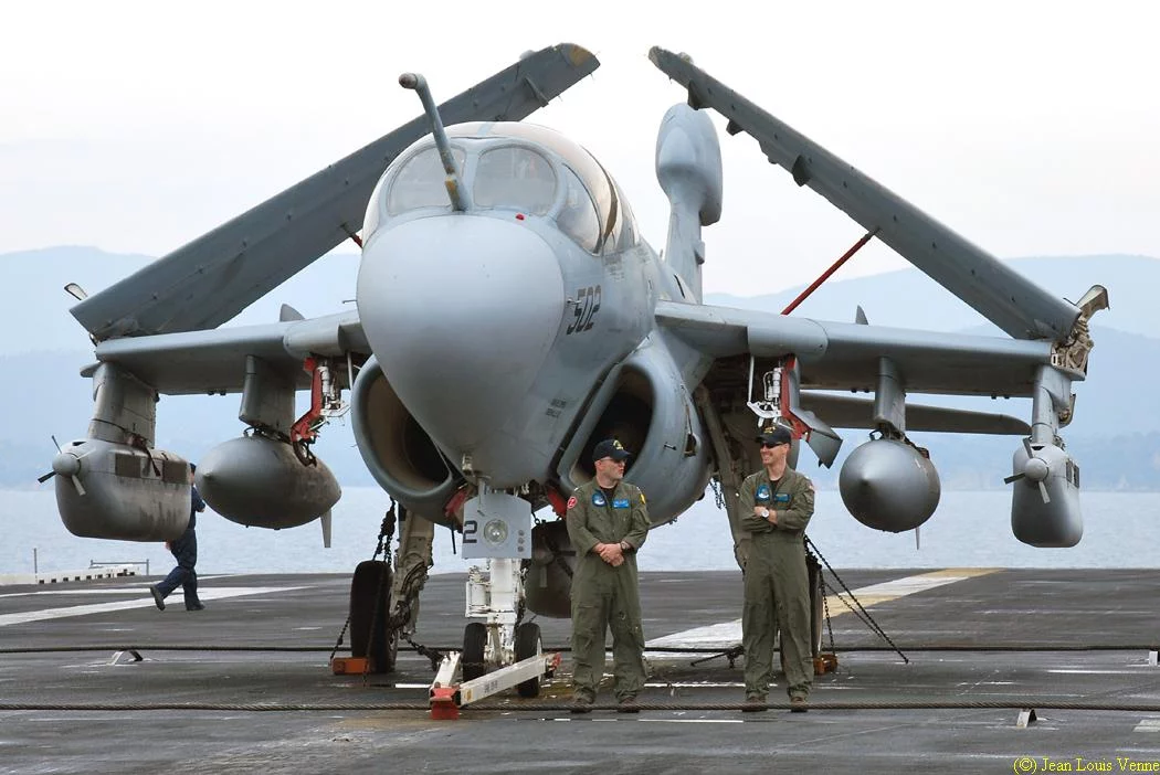 Un avion de contre-mesure électronique Grumman EA-6 Prowler