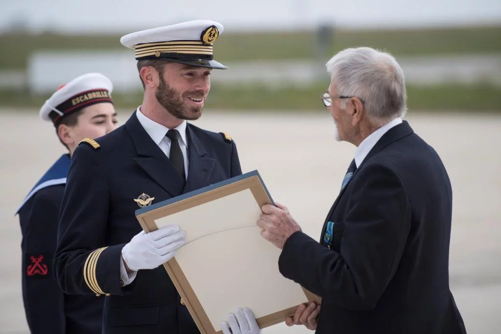 M. Wozniak remet à l’escadrille 22S une lettre de reconnaissance du mérite maritime