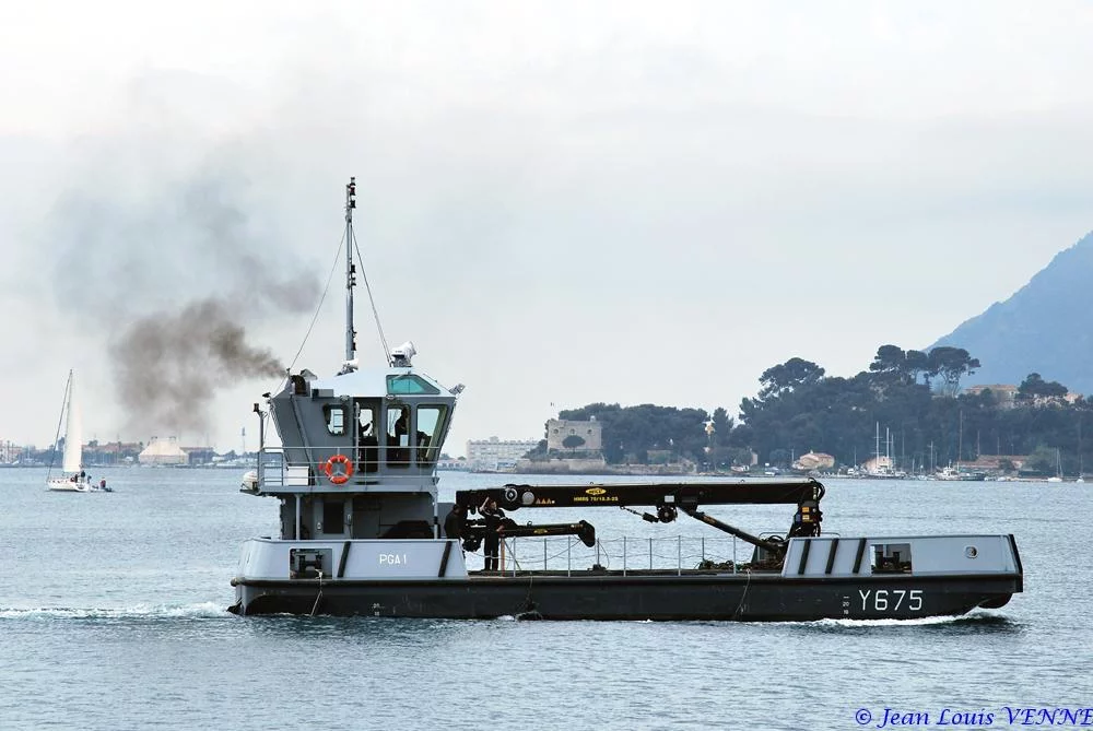 Un des pontons-grue du port de Toulon