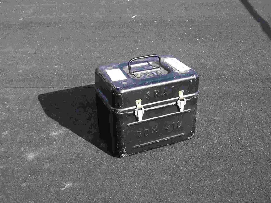 Modèle de valise métallique ayant disparu, portant la mention 