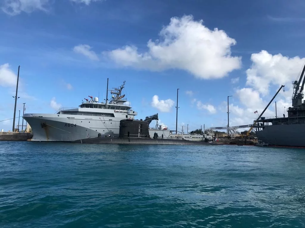 Le SNA Emeraude accosté à couple du BSAM Seine