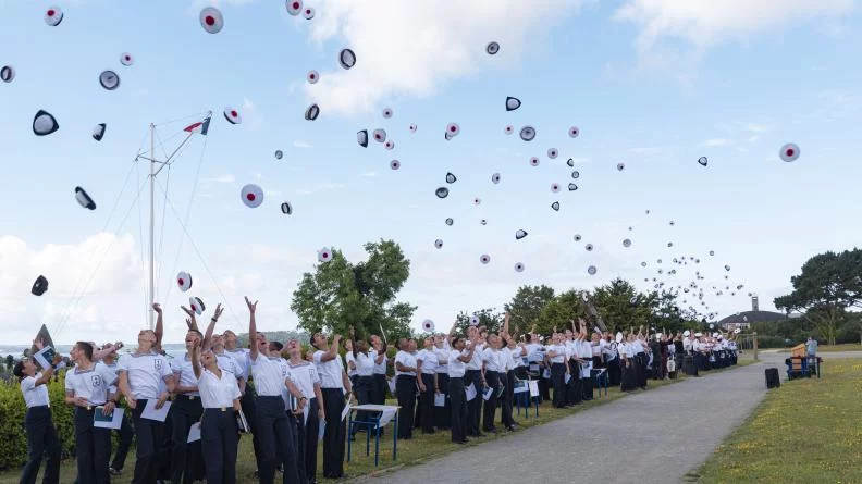Les mousses envoient leur bachi en l'air
