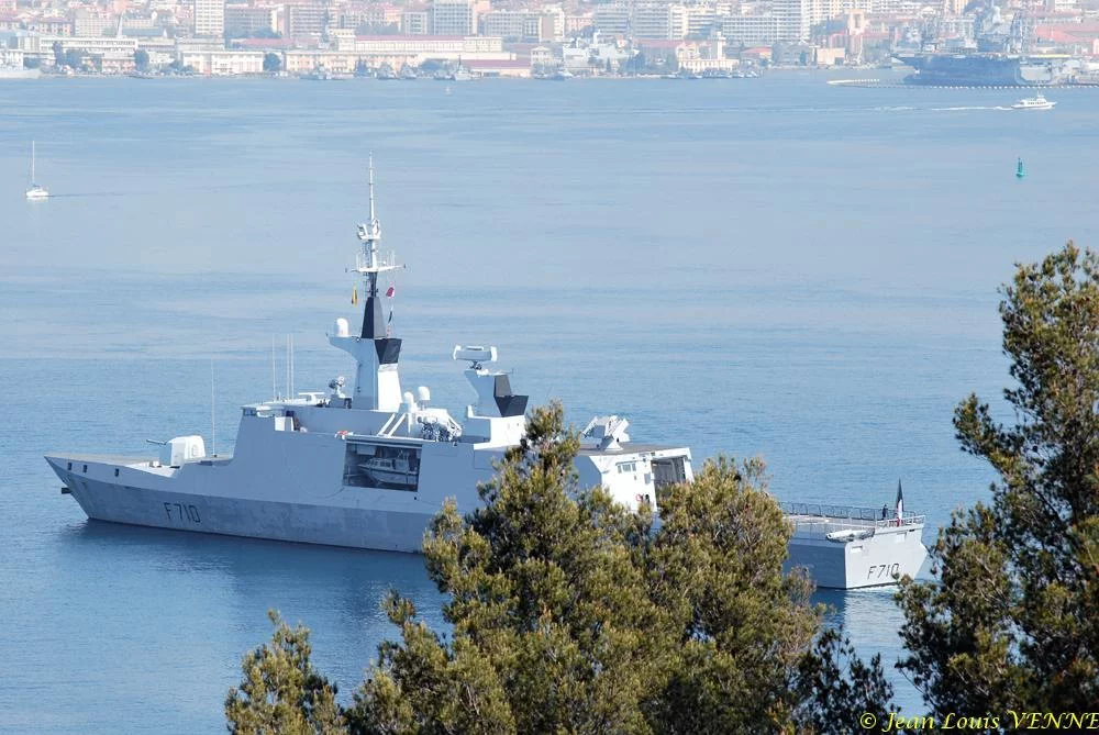 la frégate Lafayette effectue des boucles magnétiques