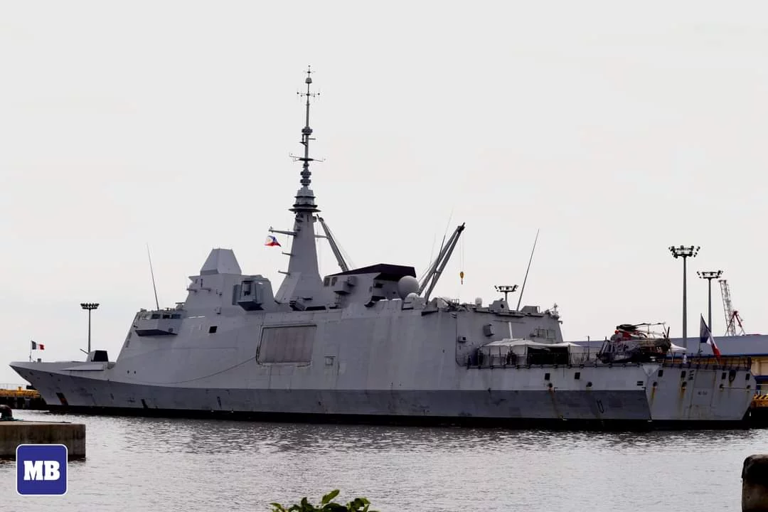 La frégate Bretagne dans le port de Manille (Philippines)