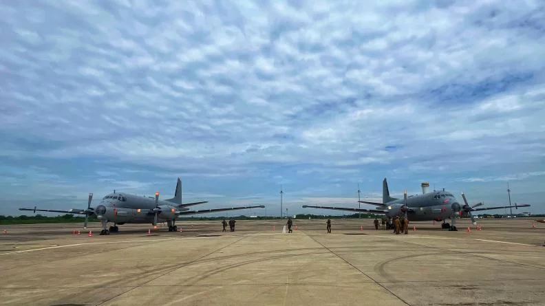 Deux avions de patrouille maritime Atlantique 2 sur la base aérienne de Jakarta en Indonésie
