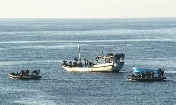 Le dhow encerclé par les Royal Marines