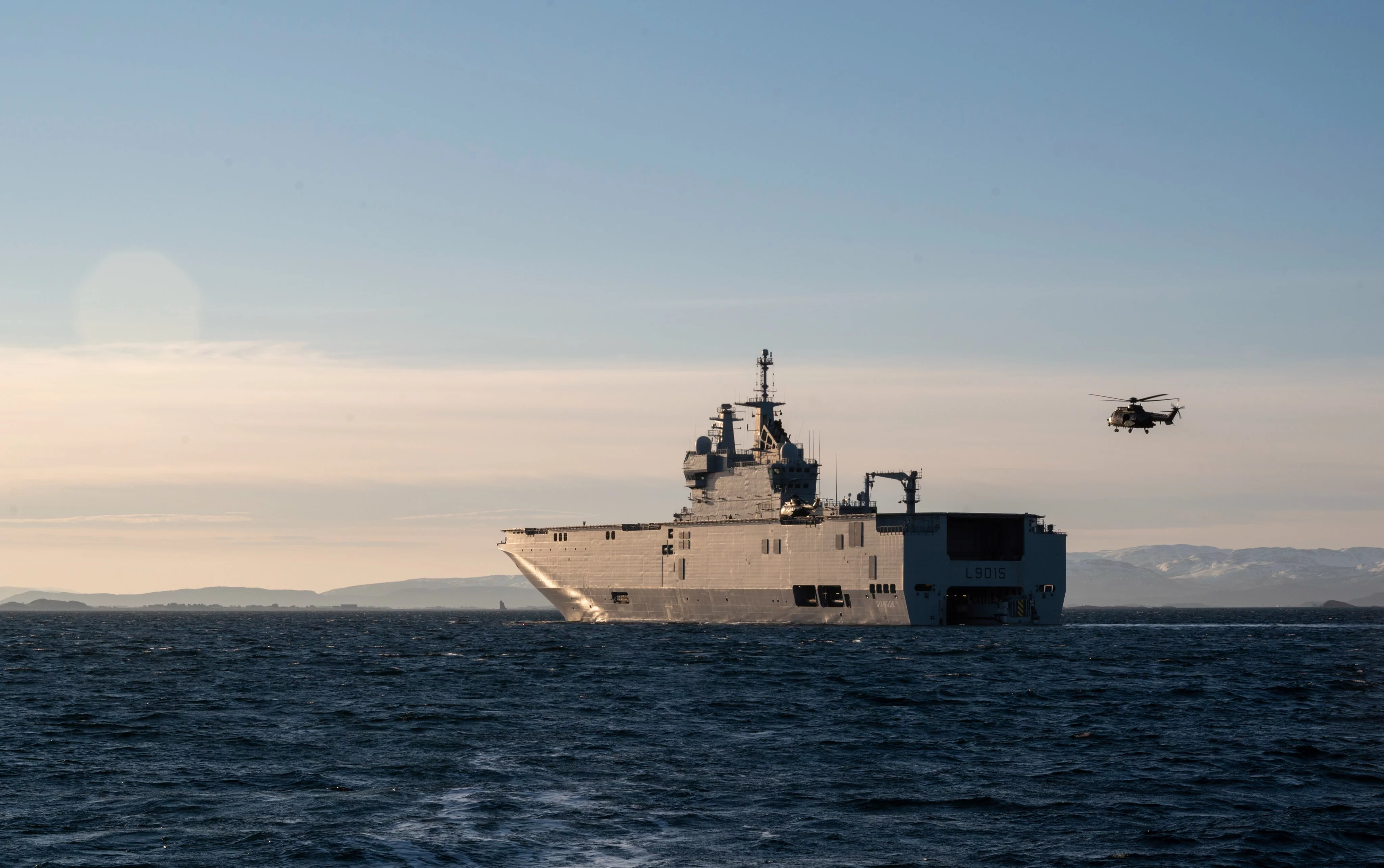 Le porte-hélicoptères Dixmude