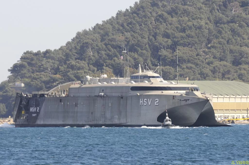 Le catamaran américain Swift arrive à Toulon