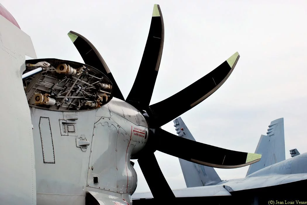 Un avion de guet aérien E-2 Hawkeye