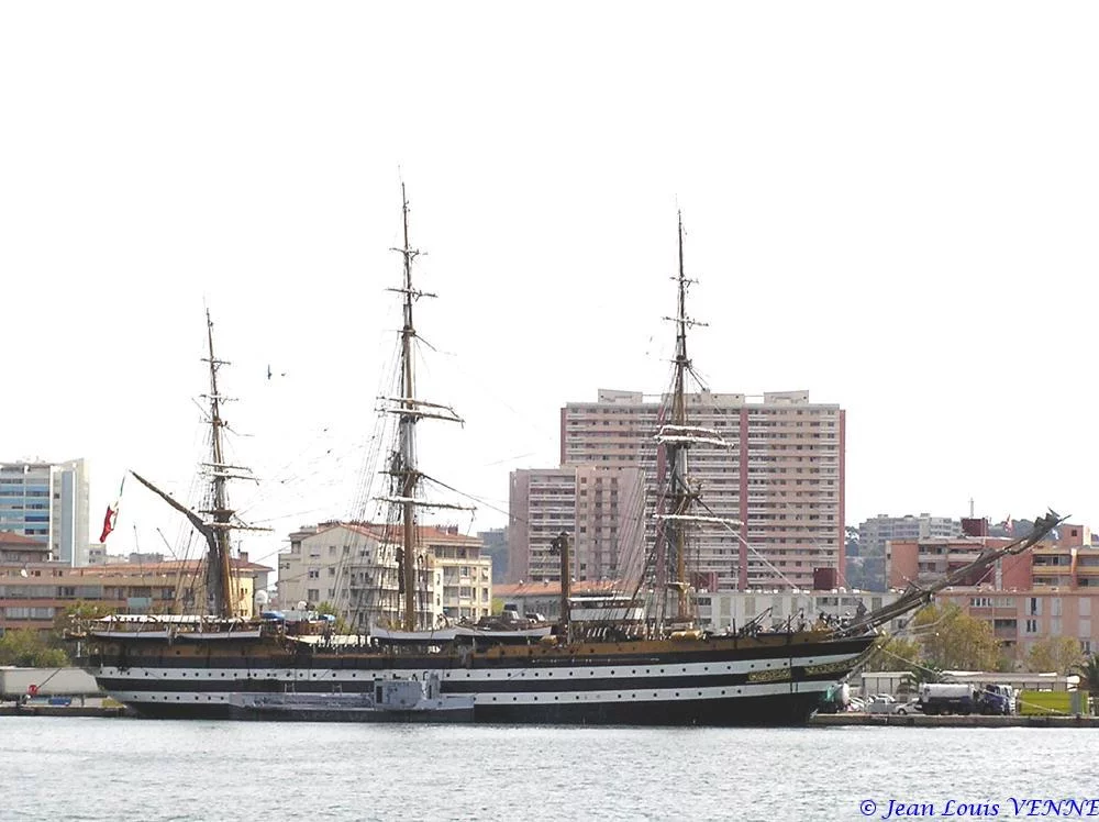 L’Amerigo Vespucci dans le port de Toulon