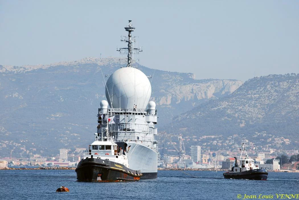 La coque de l'ex-Duquesne positionnée pour protéger le plan d'eau
