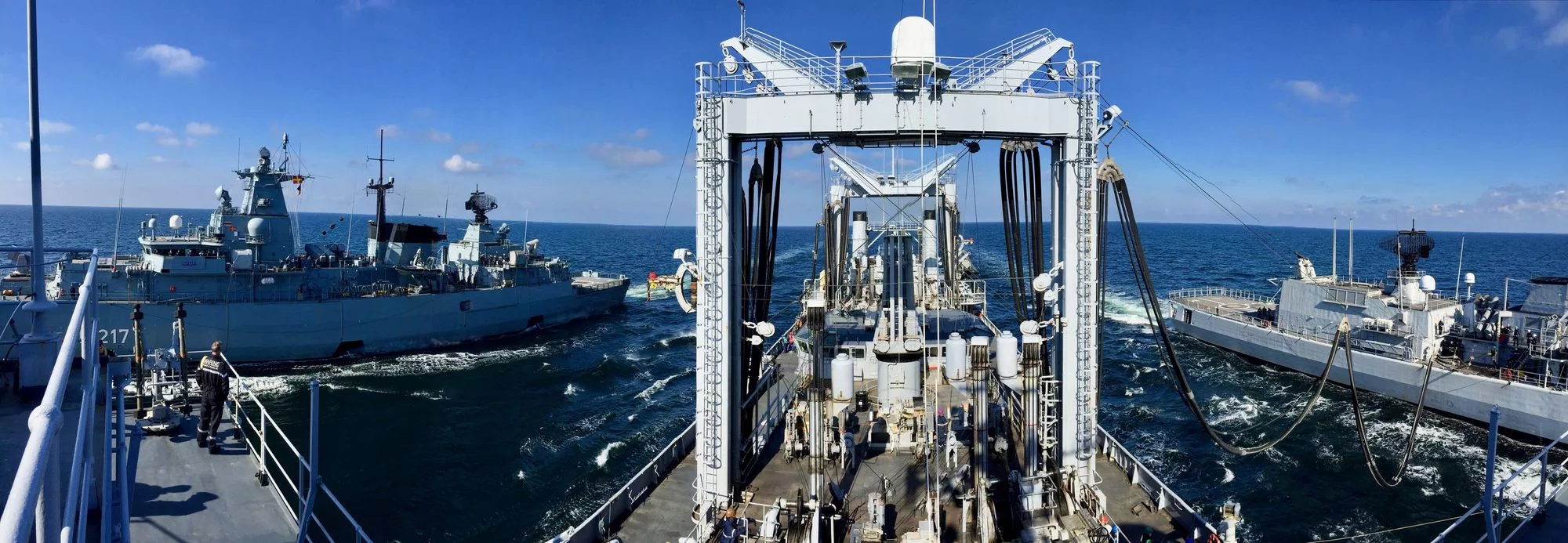 La Somme effectue un double ravitaillement à la mer au cours de l'exercice Northern Coast 2017