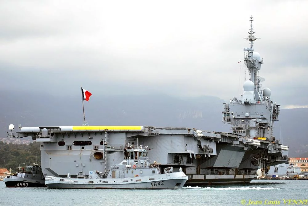 Avant l’arrivée du ministre, le Charles de Gaulle appareille