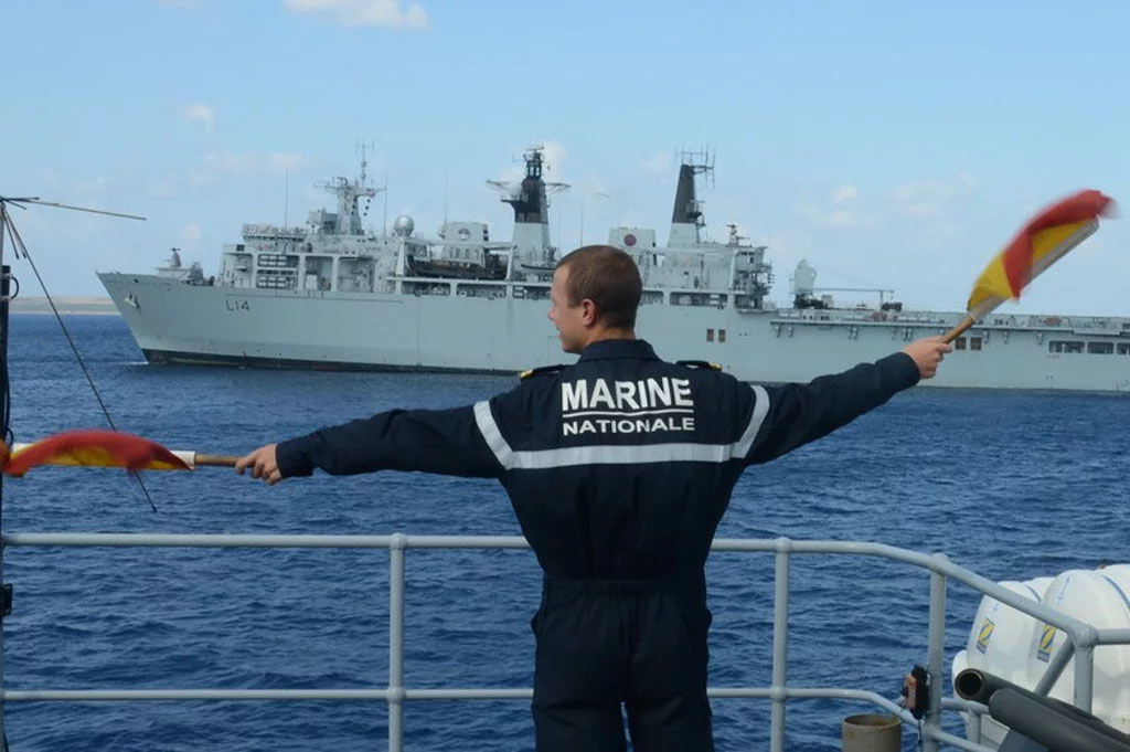 Un aviso de la marine nationale rejoint un groupe amphibie britannique