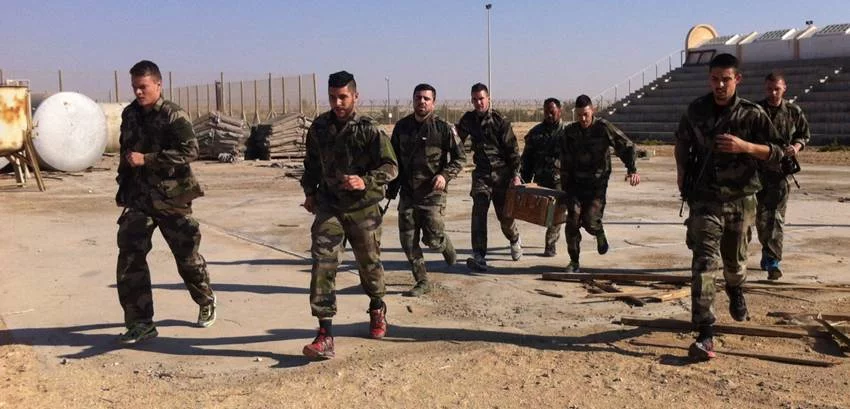 Transport de caisse, sous une chaleur accablante