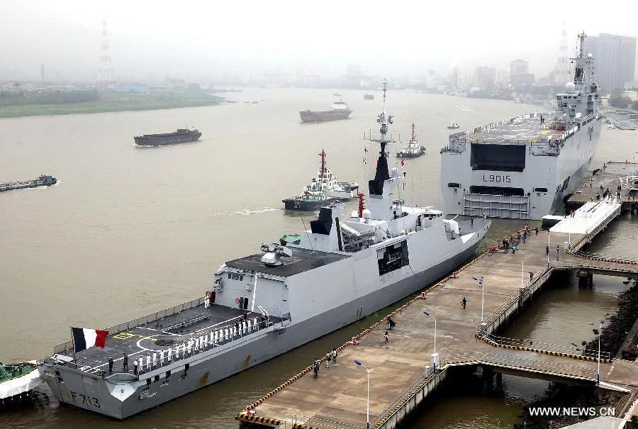 Le BPC Dixmude et la frégate Aconit accosté dans le port de Shangai