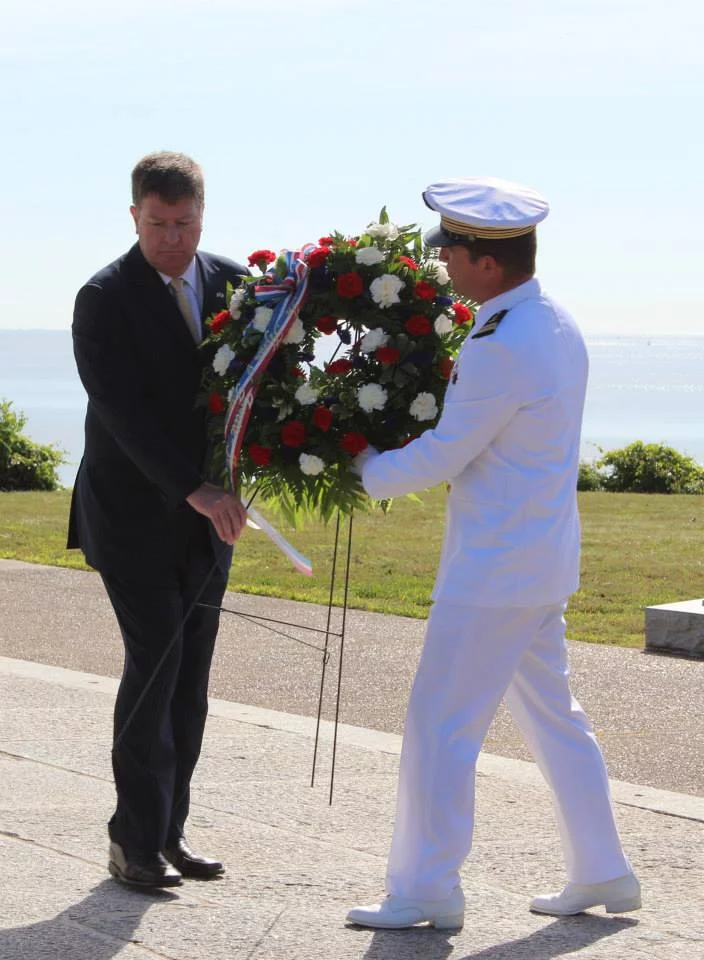 Le commandant de la frégate La Fayette dépose une gerbe