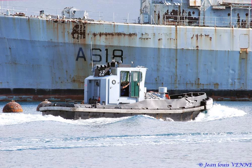 La coque de l’ex-Argens transférée à la base navale de Toulon