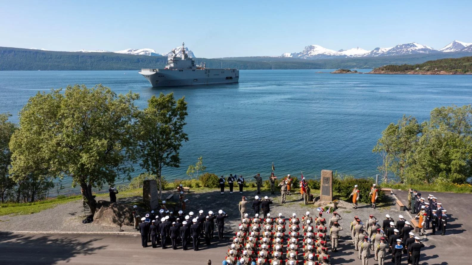 Le porte-hélicoptères Mistral dans le fjord de Narvik (Norvège)