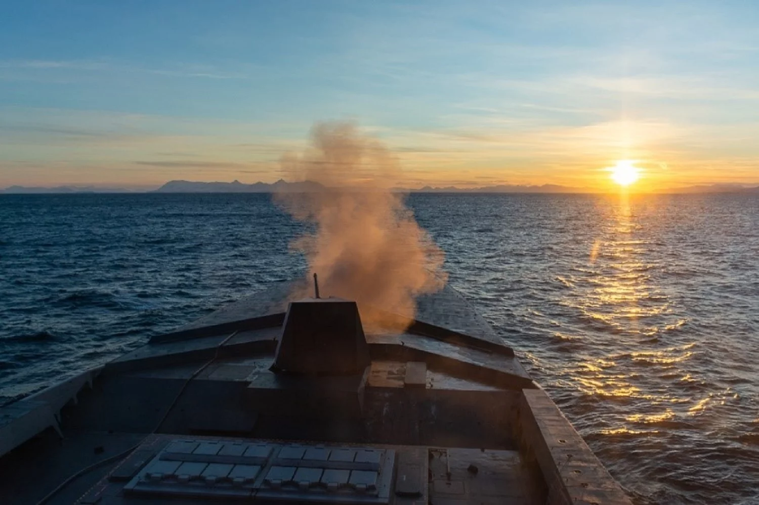 Tir au canon depuis la frégate Bretagne