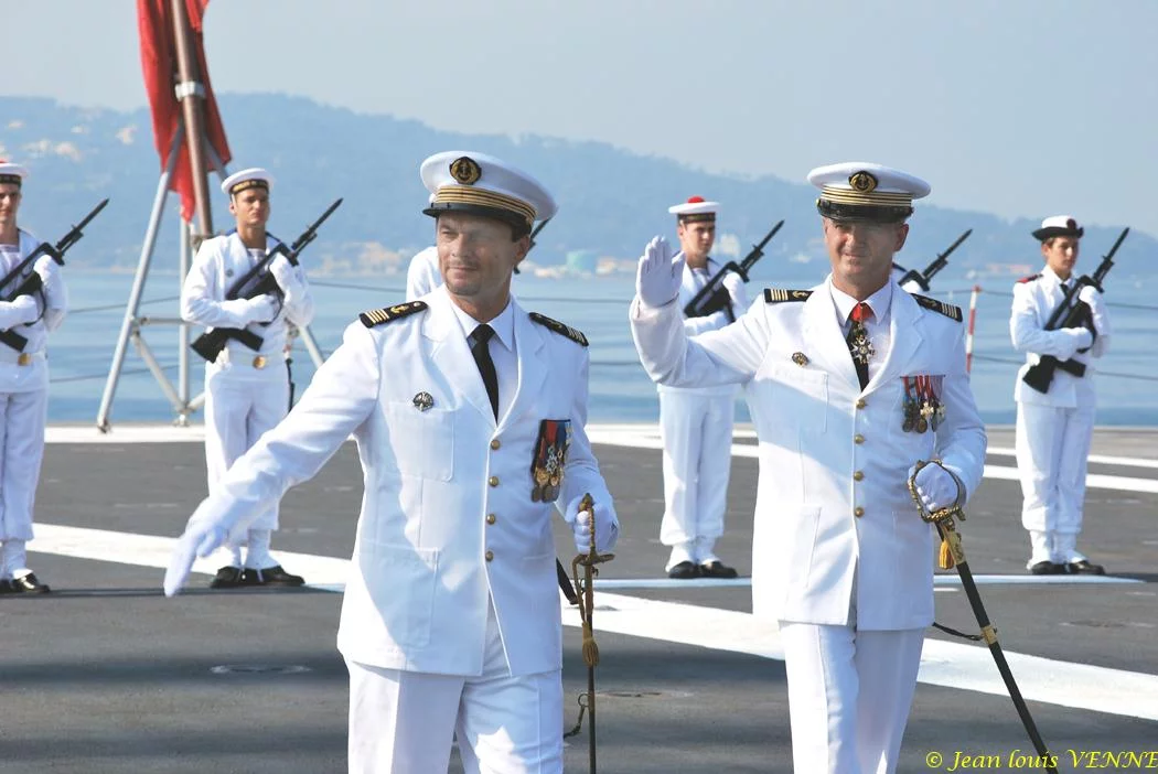 Le CV Rolland et le command en second passent l'équipage en revue