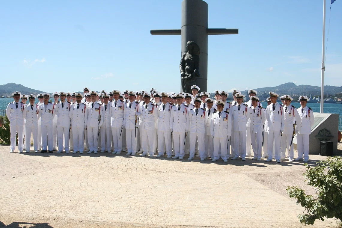 L'équipage rouge du Casabianca devant le monument des sous-mariniers