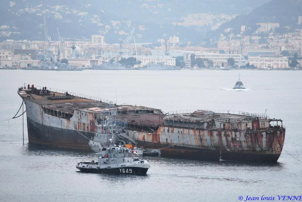 Arrivée à Toulon de la coque de l’ex-pétrolier Saône