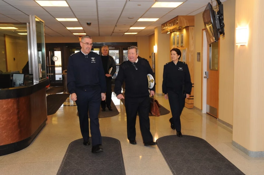 Le général John Hyten, commandant des forces stratégiques, et le Maj. Gen. Nina Armagno, directeur des projets et politiques, accueillent l'amiral Guillaume