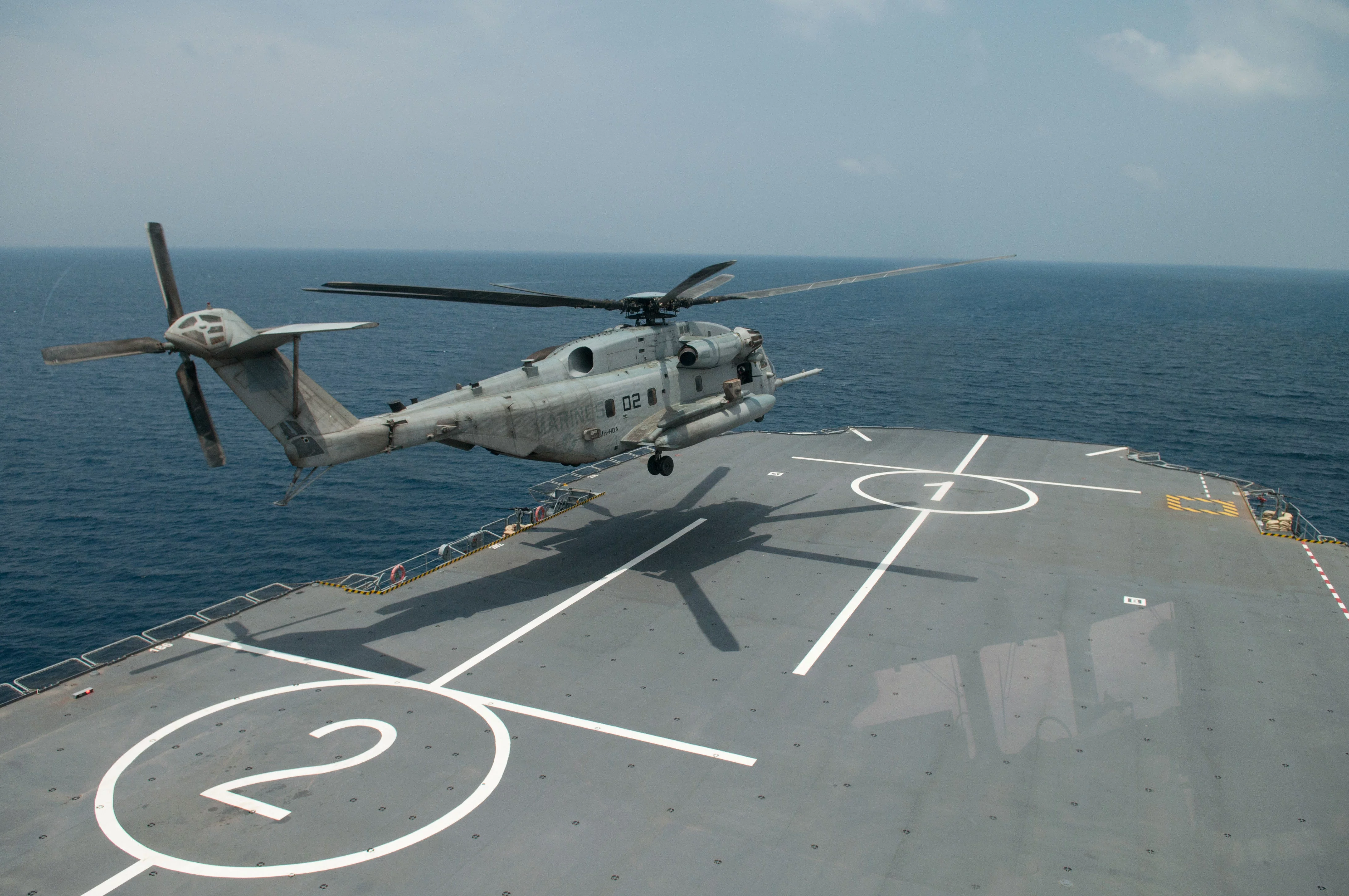 Un Sea Stallion des Marines apponte sur le Dixmude