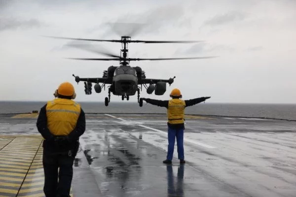 Le Ka-52 décolle du pont d’envol du BPC Mistral
