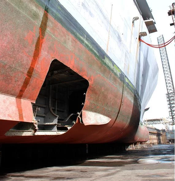 Le trou découpé par les plongeurs dans la coque du New Orleans