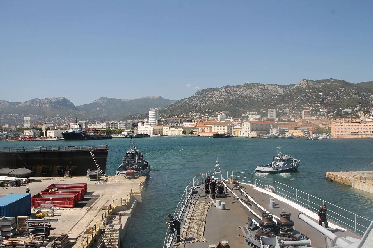 Grâce aux moyens portuaires, le « Jean Bart » quitte le bassin