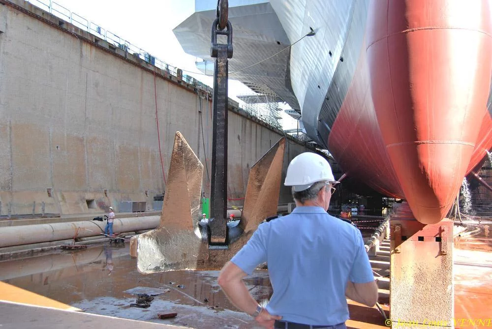 Le Charles de Gaulle ré-embarque ses lignes de mouillage