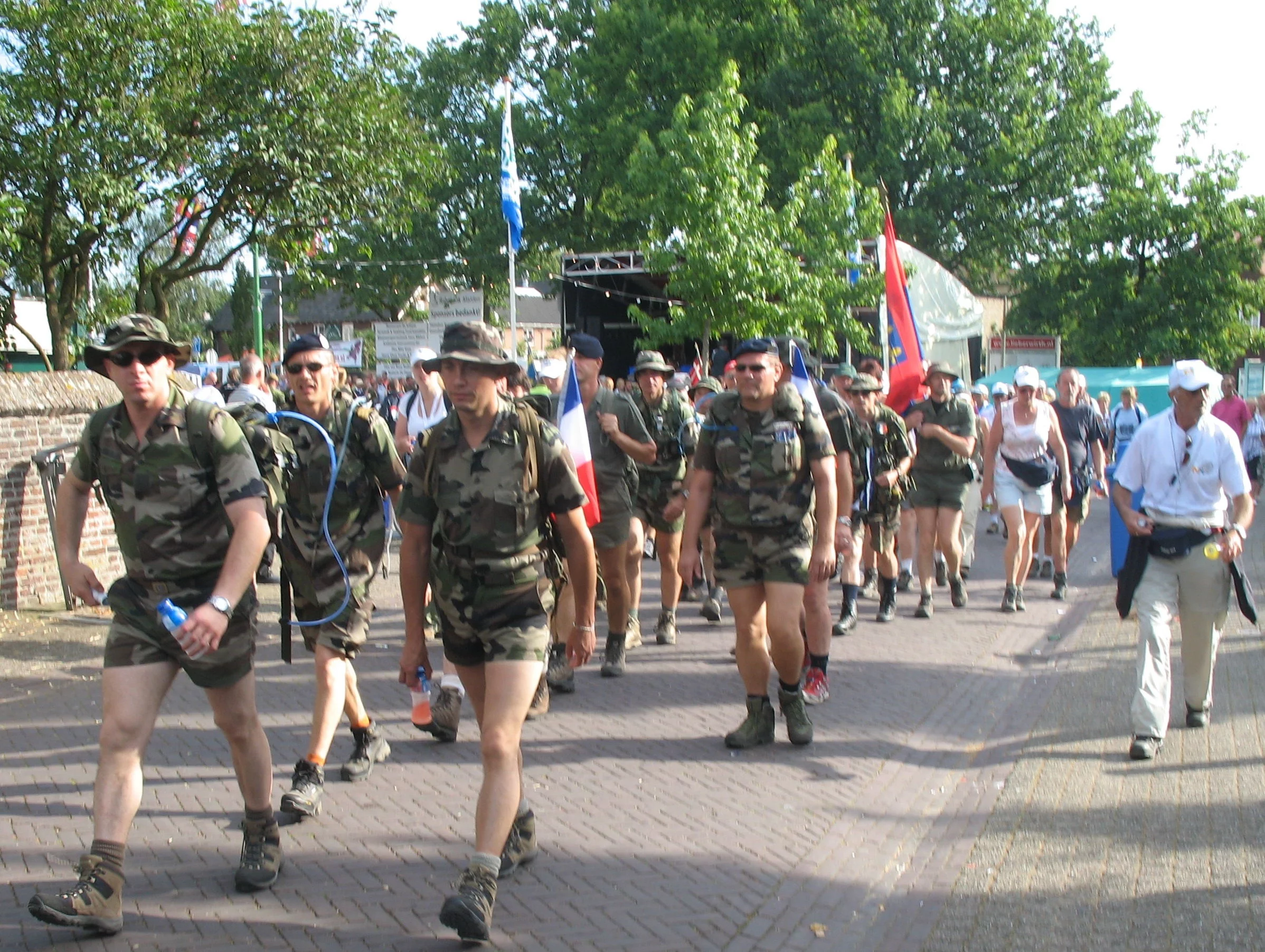 Des réservistes de la marine participent à la marche de Nimègue