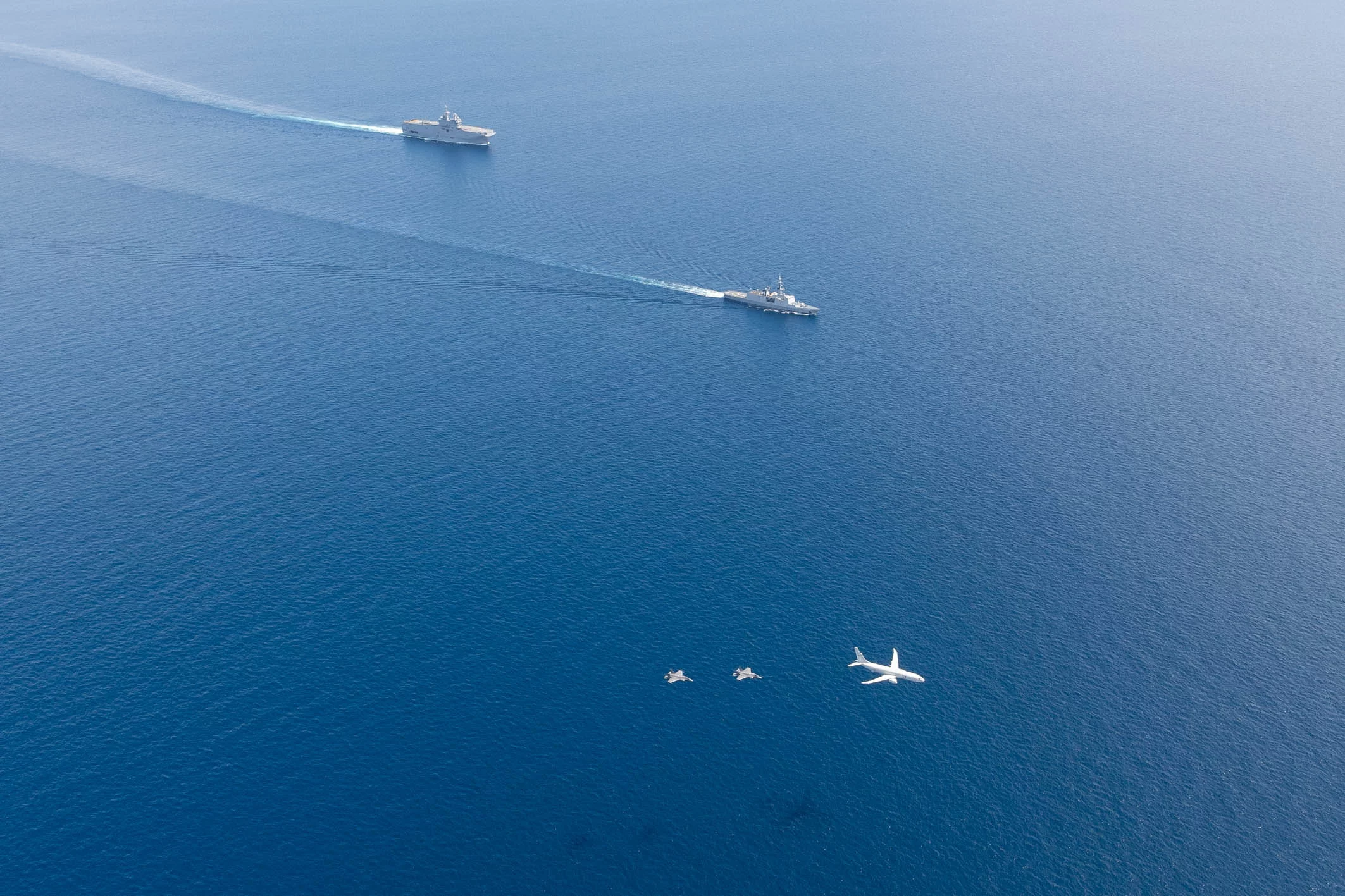 Des avions P-8A Poseidon et F-35A Lightning II de la Royal Australian Air Force survolent le groupe Jeanne d'Arc