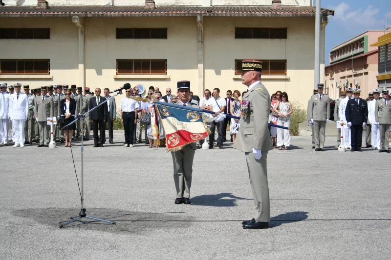 Le général Clément-Bollée reçoit l'étendard du 519è régiment du Train