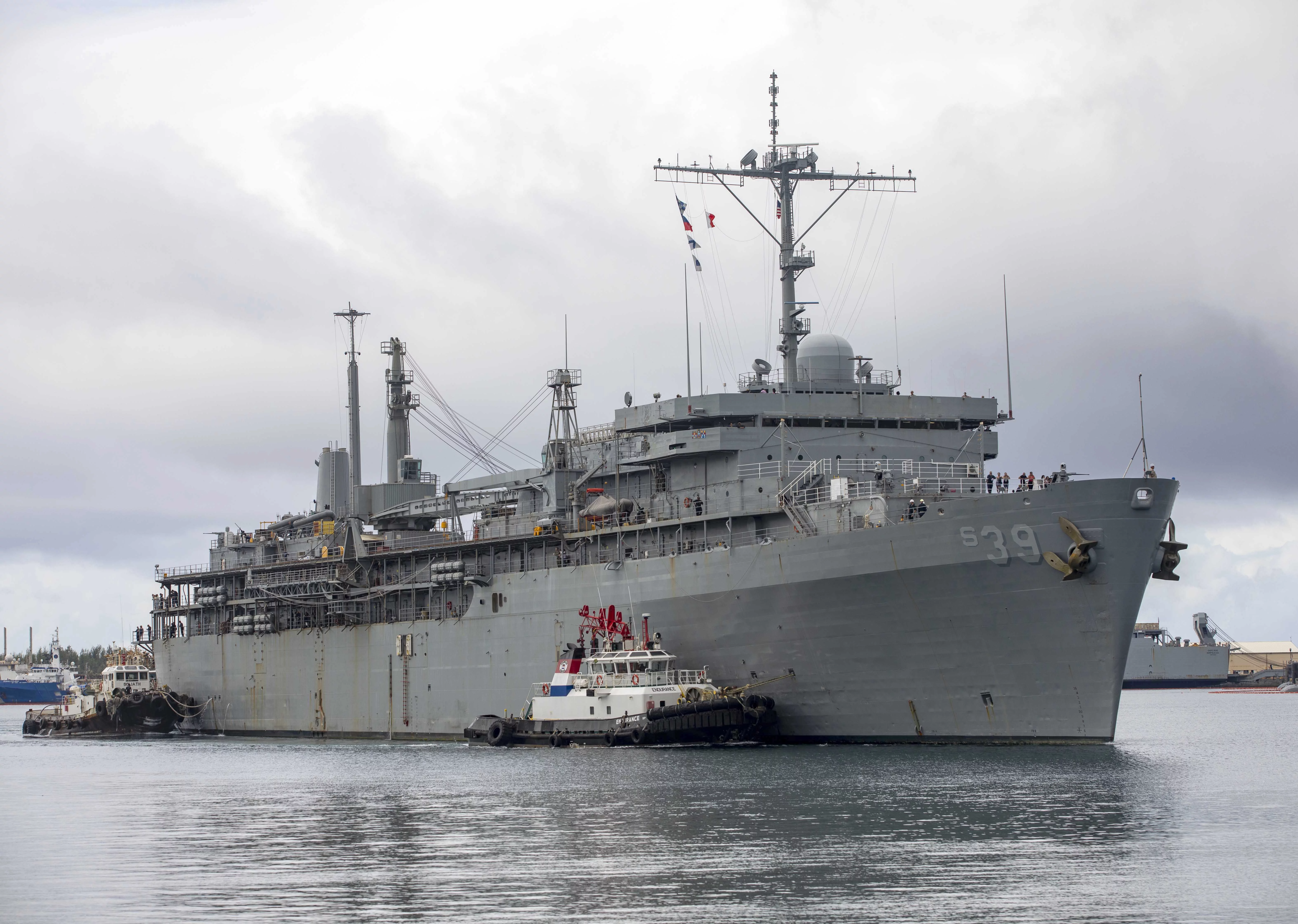 L'USS Emory S. Land, un bâtiment de soutien des sous-marins de l’US Navy