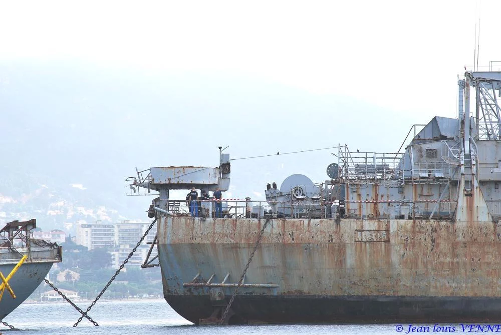La coque de l’ex-Argens transférée à la base navale de Toulon