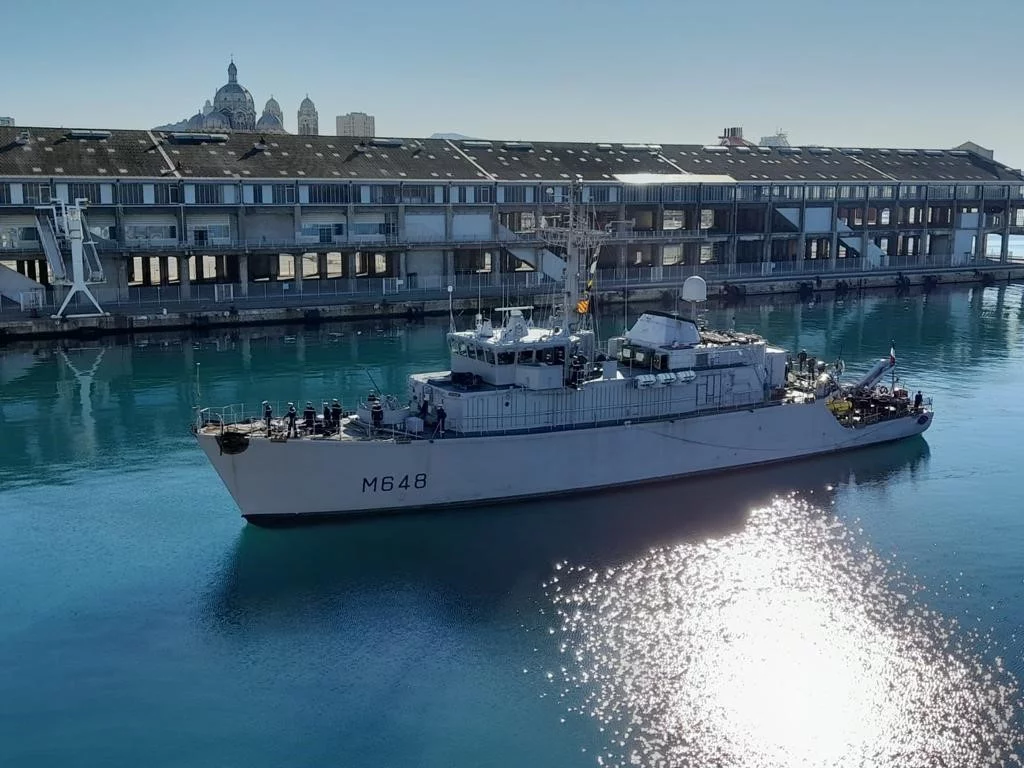 Le chasseur de mines Lyre dans le port de Marseille
