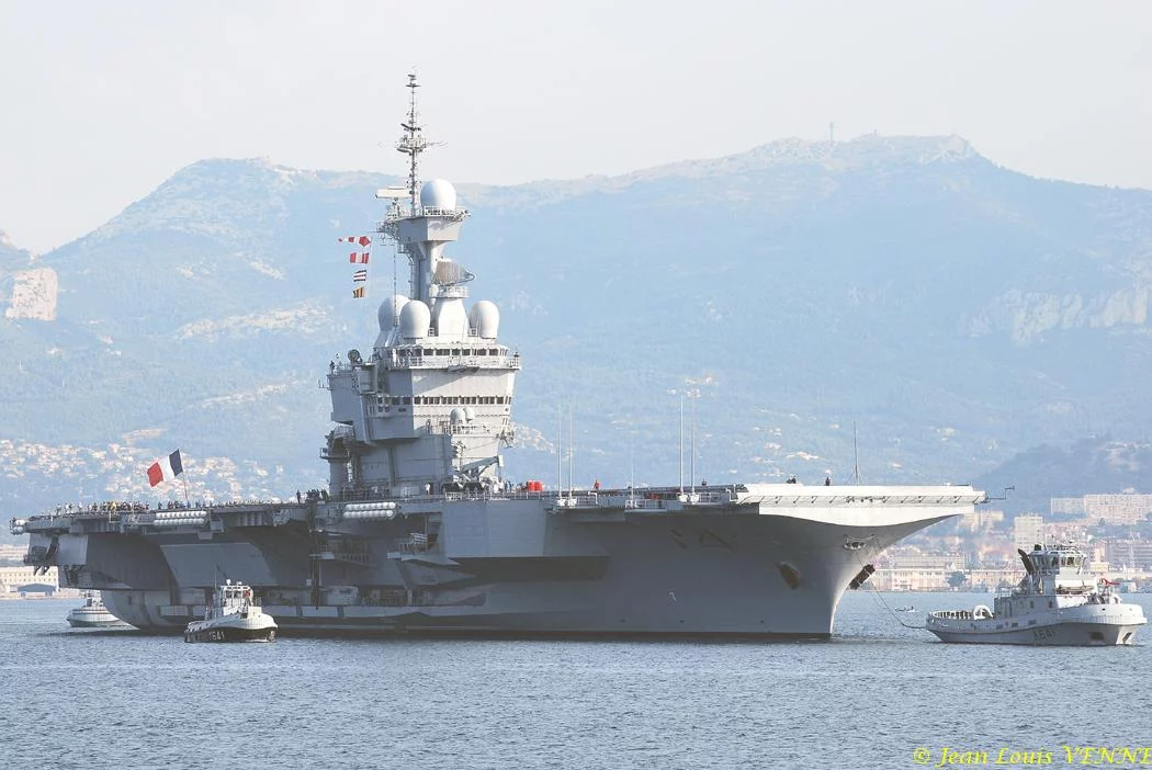 Le porte-avions Charles de Gaulle appareille pour des essais techniques