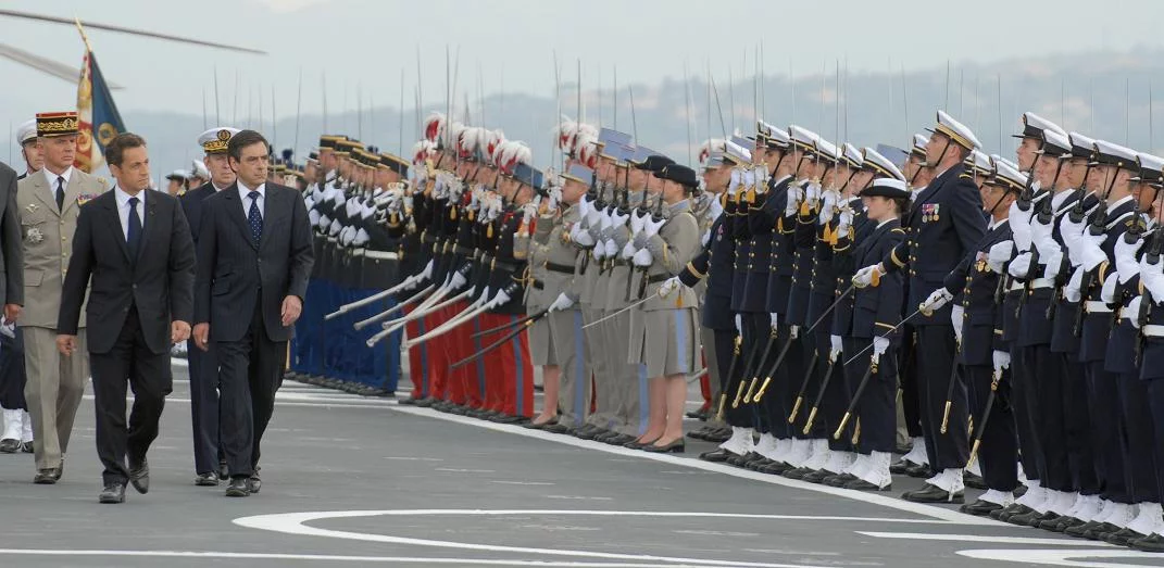 Le président passe les troupes en revue