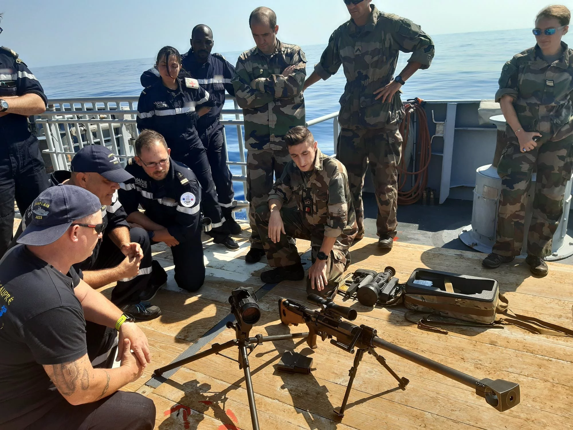 Les marsouins du 2e RPIMa présentent leur armement aux marins du Champlain