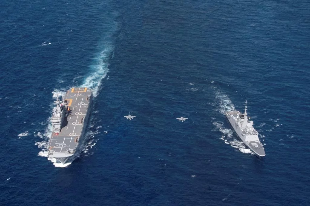 Le Mistral et l'Auvergne survolés par des Rafale de l'armée de l'air