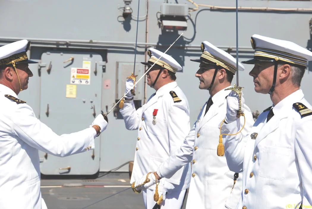 L'amiral fait chevalier le CV Piaton