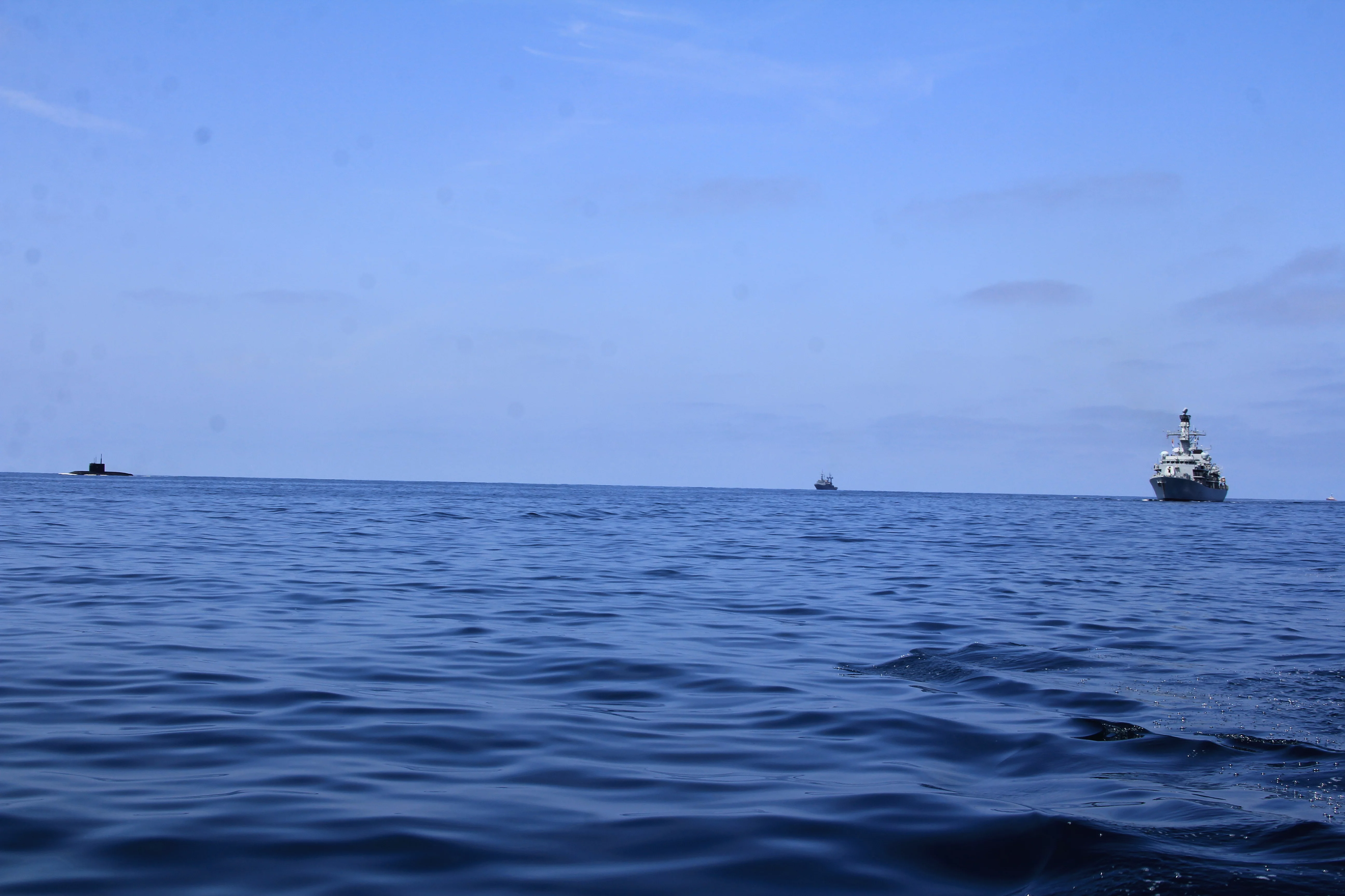 Le sous-marin Stary Oskol, et un remorqueur de haute-mer russe, escortés par la frégate britannique HMS Kent