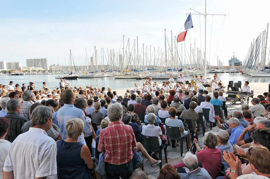 Une foule nombreuse assiste à un concert de la Musique des Equipages de la Flotte sur l'esplanade de la Préfecture maritime de Toulon