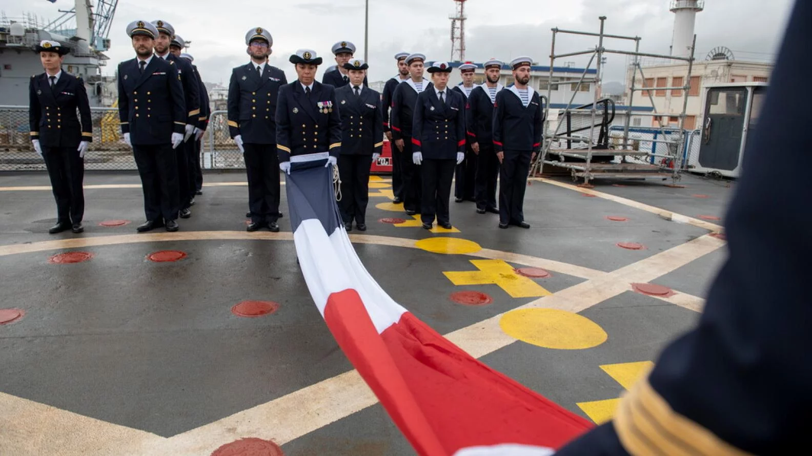 Dernière cérémonie des couleurs à bord du bâtiment de commandement et de ravitaillement  Marne