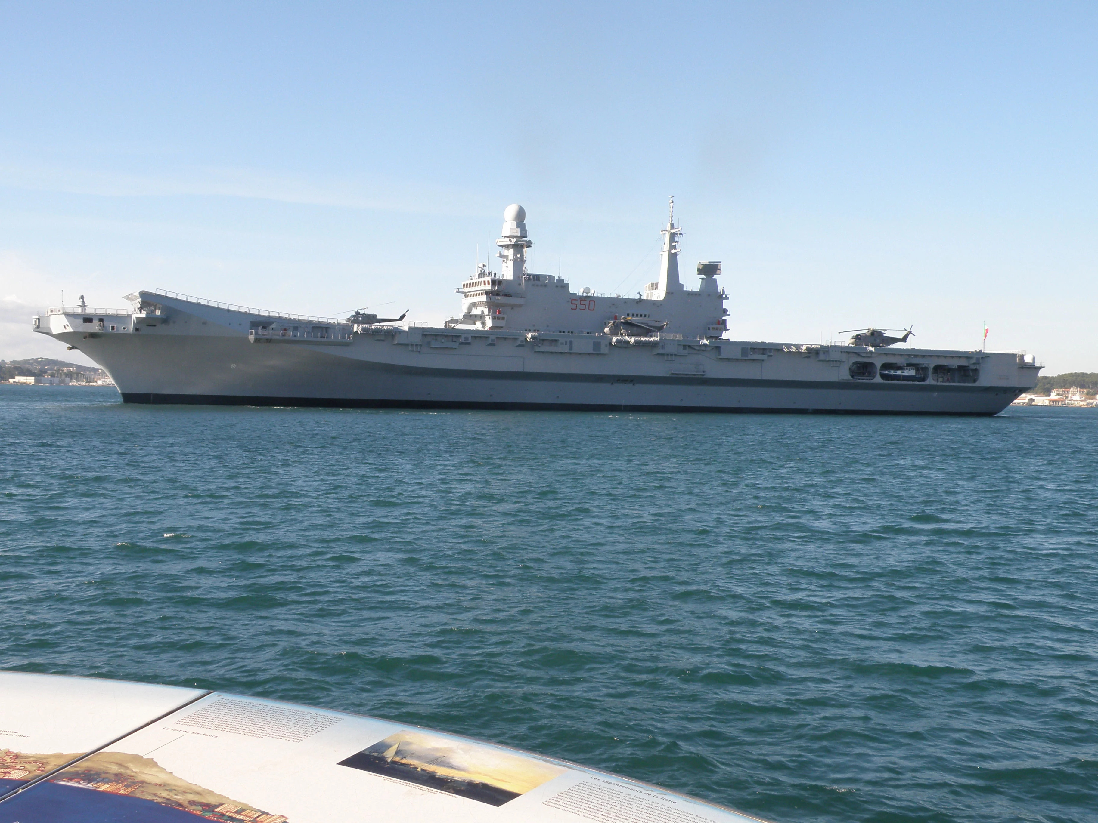 Arrivée du porte-aéronefs italien Cavour dans la rade de Toulon