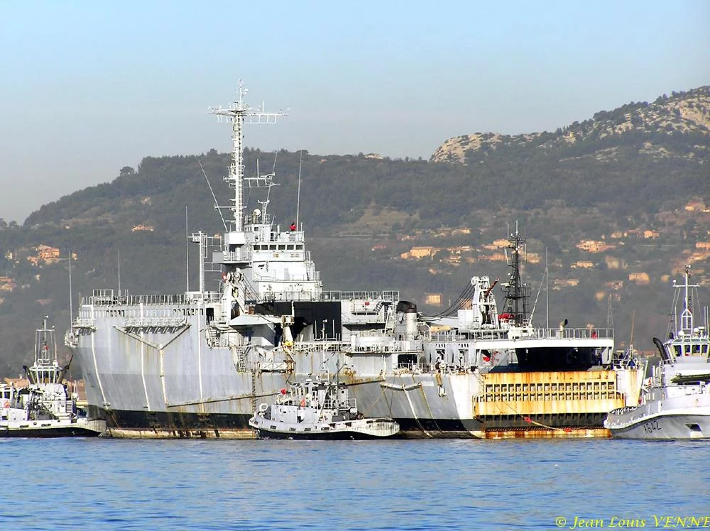 L'ex-Ouragan transféré dans le port de Bregaillon